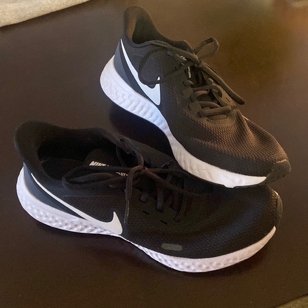 Nike Revolution Black and White 9.5 Wide